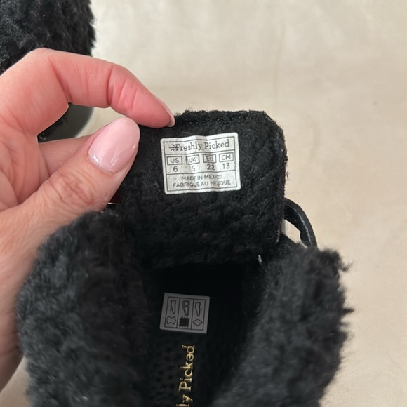 EUC! Freshly Picked Ebony Sherpa Boot, sz 6 (little kid) - Picture 7 of 9